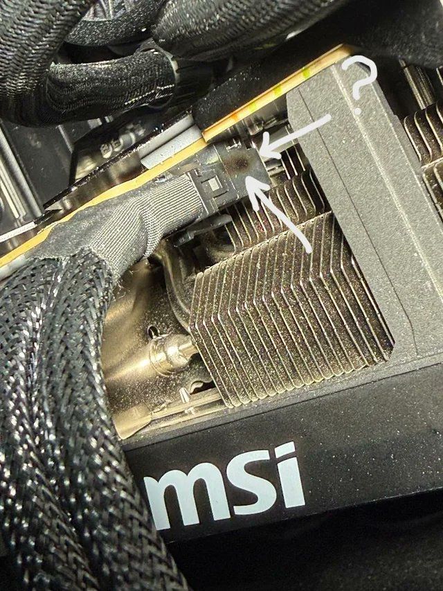 RTX5090又曝烧毁事故!电源适配器熔化后牢牢粘住GPU RTX5090又曝烧毁事故!电源适配器熔化后牢牢粘住GPU