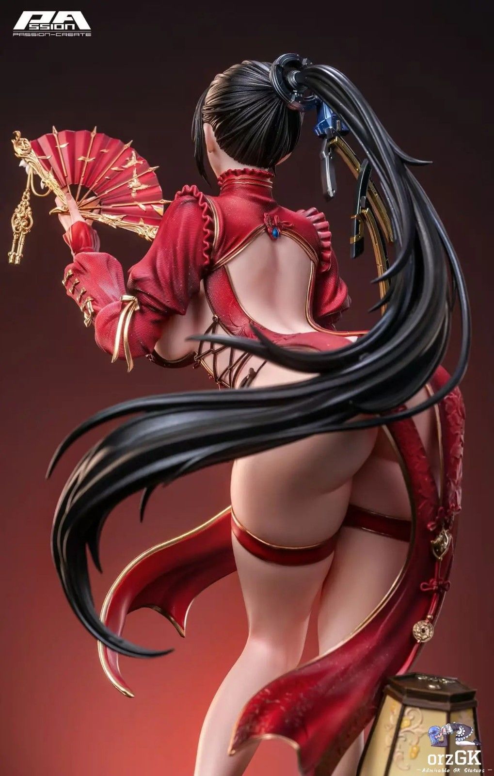 《剑星》女主惊艳雕像亮相 红袍加身曲线火辣