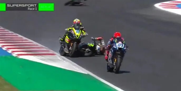 WSBK英国站正赛首回合:德比斯第8名完赛 64号车手首圈摔出赛道 WSBK英国站正赛首回合:德比斯第8名完赛 64号车手首圈摔出赛道