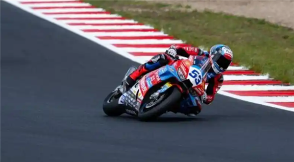 WSBK英国站正赛首回合:德比斯第8名完赛 64号车手首圈摔出赛道 WSBK英国站正赛首回合:德比斯第8名完赛 64号车手首圈摔出赛道